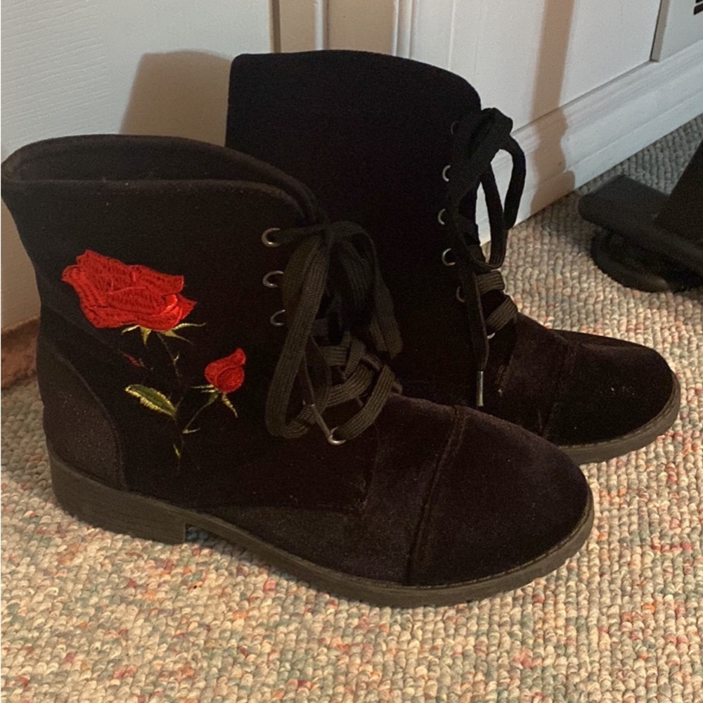 Ladies size 8 textured fabric boots